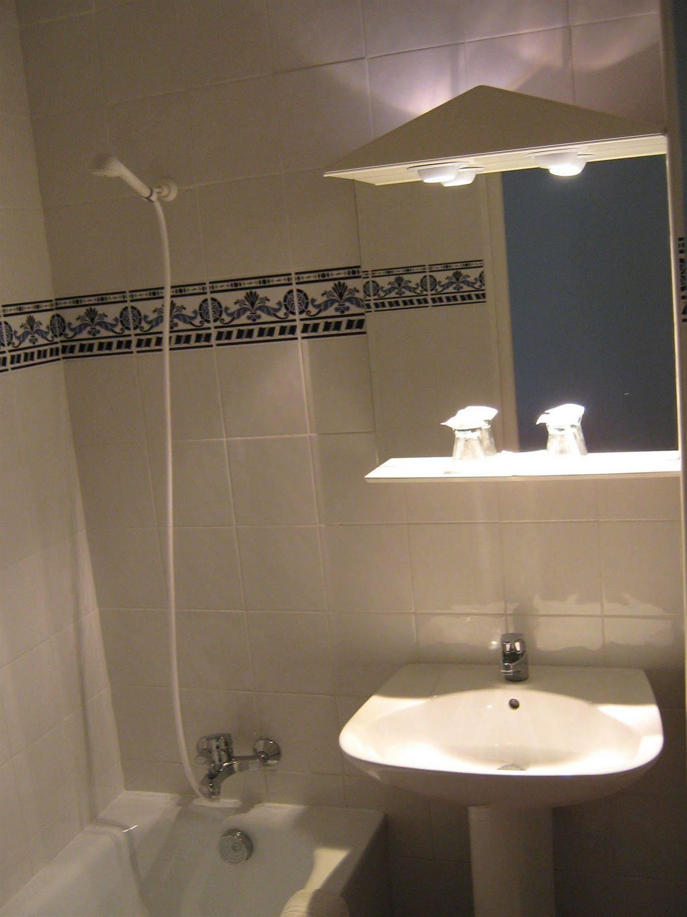 Hotel La Fontaine à Vidauban Extérieur photo