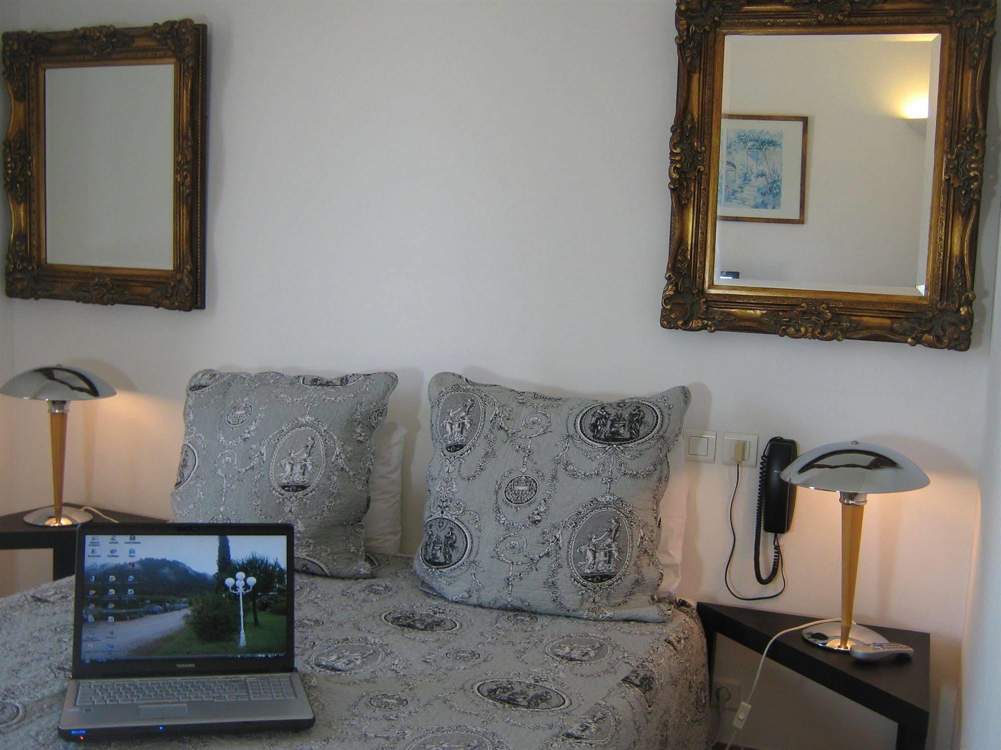 Hotel La Fontaine à Vidauban Extérieur photo