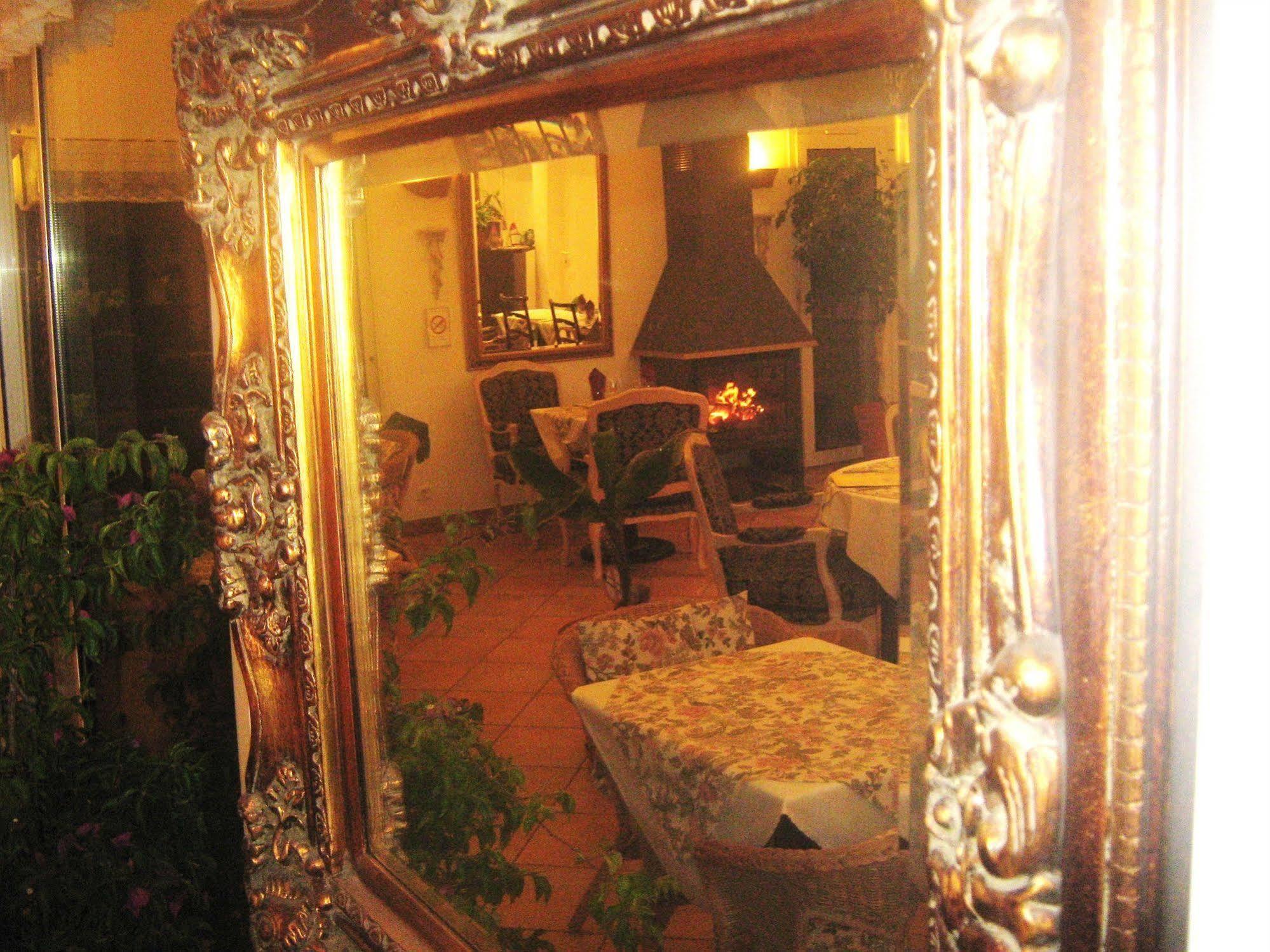 Hotel La Fontaine à Vidauban Extérieur photo